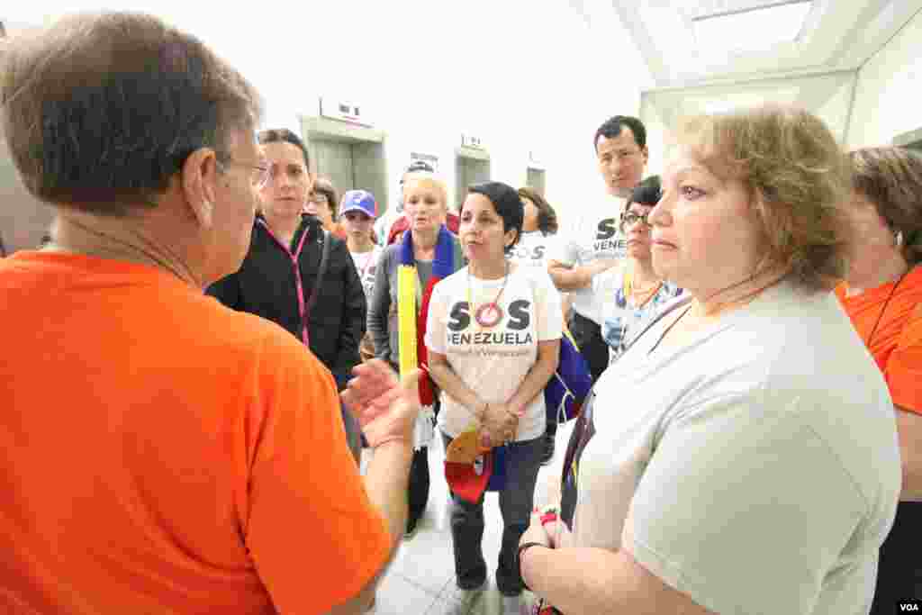 Un grupo de venezolanos de varias partes del país intentan organizarse para pasar la mañana en el Capitolio.