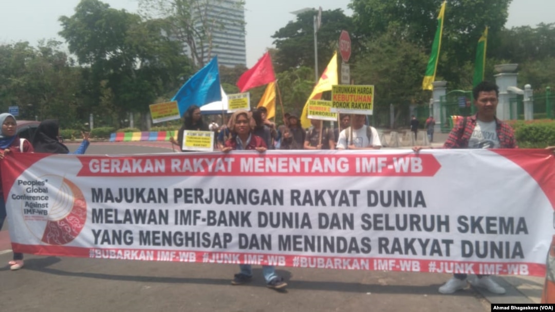 Para pengunjuk rasa membawa spanduk yang menyuarakan protes terhadap IMF-World Bank (Bank Dunia) di depan Kedutaan Bank AS, Jakarta, 8 Oktober 2018. (Foto: VOA/Ahmad Bhagaskoro)