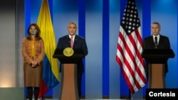 El presidente de Colombia, Iván Duque, la canciller Marta Lucia Ramírez y el embajador de Estados Unidos en Colombia, Philip S. Goldberg, anuncian la próxima llegada al país de 4.000 refugiados afganos. Foto cortesía de la Presidencia de la República.