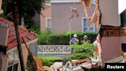 Inspectores continuán revisando las áreas destruidas al ser absorvidas por el socavón en el hotel turístico Summer Bay Resort.