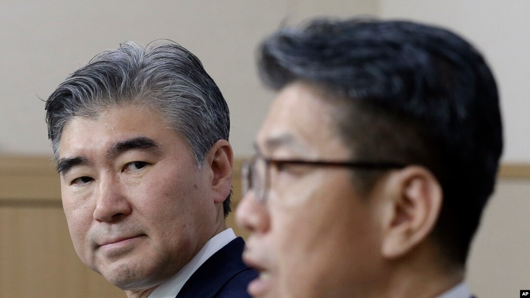Utusan Khusus Deplu AS untuk Kebijakan Korea Utara Sung Kim (kiri) mengamati utusan dari Korea Selatan, Kim Hong-kyun saat memberikan keterangan kepada pers dalam konferensi bersama seusai pertemuan di Seoul, Korea Selatan, 13 September 2016 (Foto: dok).