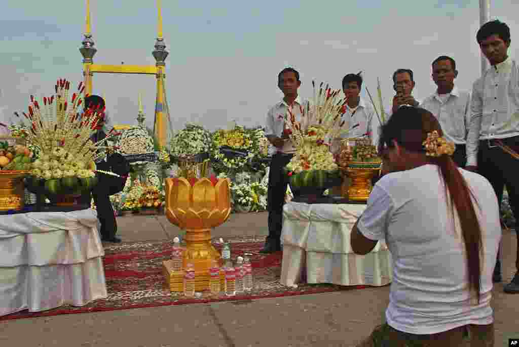 ប្រជាជាតិ​ខ្មែរ​កាន់​ទុក្ខ​អ្នក​ស្លាប់​នៅ​កោះ​ពេជ្រ