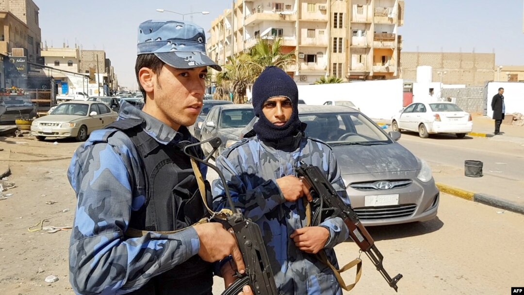 Pasukan yang setia kepada Khalifa Haftar melakukan patroli di kota Sebha, Libya selatan (foto: dok). 