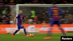 Le joueur du FC Barcelone Javier Mascherano en action, à Barcelone, le 1 mars 2017.