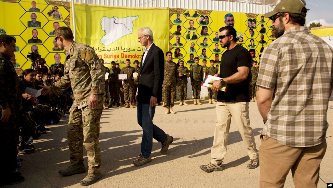 
Utusan Khusus AS William Roebuck (tengah) meninggalkan podium setelah peringatan kemenangan Pasukan Demokratik Suriah (SDF) yang didukung AS atas militan ISIS di Baghouz, Lapangan Minyak al-Omar, Suriah, 23 Maret 2019.
(Foto: AP)