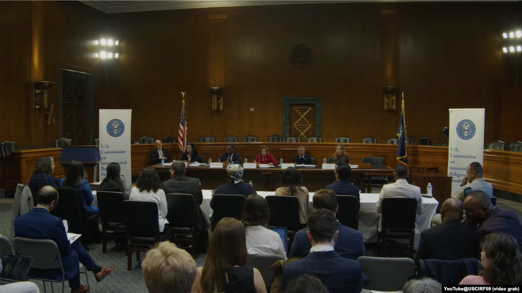 美国国际宗教自由委员会在国会山举行听证，内容涉及基督教权利倡导者和受害者所称的针对全球多个国家基督徒的普遍侵犯宗教自由行为。(2026年1月13日)