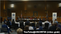 美国国际宗教自由委员会在国会山举行听证，内容涉及基督教权利倡导者和受害者所称的针对全球多个国家基督徒的普遍侵犯宗教自由行为。(2026年1月13日)