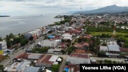 Suasana Kabupaten Mamuju, Ibu Kota Provinsi Sulawesi Barat. Kamis (4/2/2021). (Foto: VOA/Yoanes Litha)