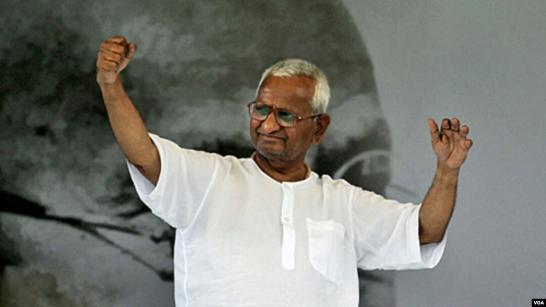 Aktivis anti-korupsi India, Anna Hazare melambai ke arah para pendukungnya pada hari ke-12 mogok makan di New Delhi (27/8).