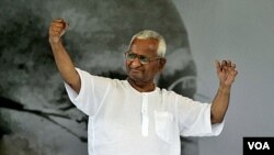 Aktivis anti-korupsi India, Anna Hazare melambai ke arah para pendukungnya pada hari ke-12 mogok makan di New Delhi (27/8).