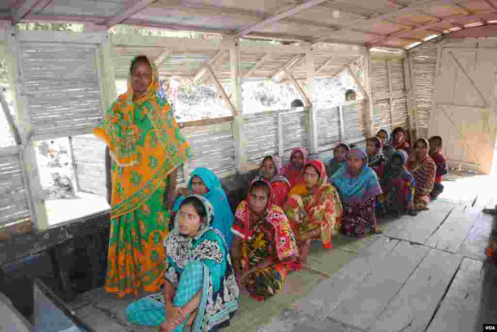 Non-profit Shidhulai Swanirvar Sangstha also trains poor women to grow flood-resistant crops such as sugar cane. A group of women listen to a lecture by an agricultural scientist in a classroom on a boat. (Amy Yee for VOA)