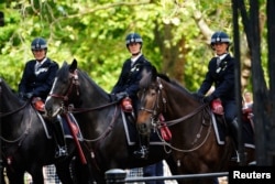 Polisi wakiwa wanafanya doria nje ya Kasri ya Buckingham , London, Uingereza.