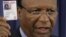 El secretario de Estado de Illinois, Jesse White, muestra una licencia de conducción regular.