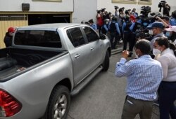 Periodistas rodean el auto que transportaba al exdirector de Inversión Estratégica de Honduras Marco Antonio Bográn Corrales, a su llegada a declarar por cargos de malversación de fondos públicos, en Tegucigalpa el 5 de octubre de 2020.