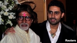 Superstar Bollywood India, Amitabh Bachchan (kiri) dan putranya Abhishek Bachchan (foto: dok).