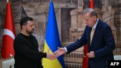 Turkish President Recep Tayyip Erdogan (R) shakes hands with Ukrainian President Volodymyr Zelensky (L) after a joint press conference at the Dolmabahce Presidental office in Istanbul on March 8, 2024. (Photo by OZAN KOSE / AFP)