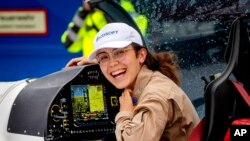 Pilot muda Zara Rutherford tersenyum sesaat setelah ia berhasil mendaratkan pesawatnya di Bandara Egelsbach di Frankfurt, Jerman, pada 19 Januari 2022. (Foto: AP/Michael Probst) 