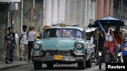 Luego de décadas de prohibición los cubanos pueden comprar y vender automóviles de uso.