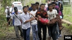 Warga Aceh melakukan latihan menghadapi bencana tsunami dalam peringatan 5 tahun tsunami Aceh (foto dok: 26 Desember 2009).