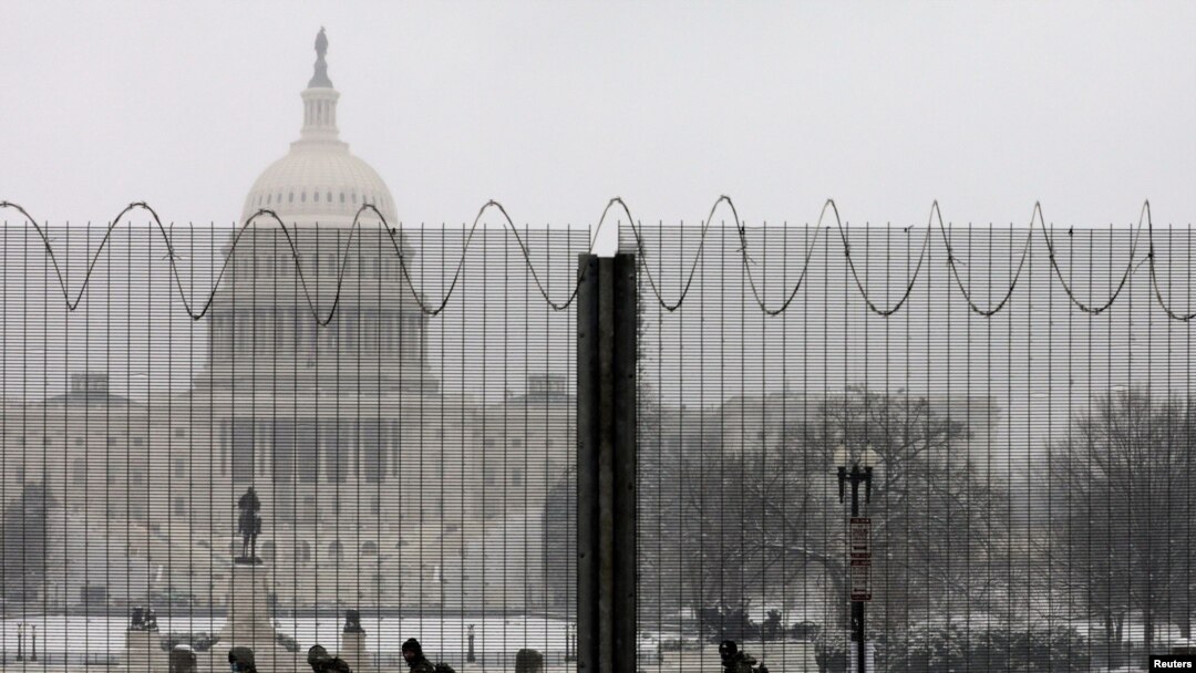 Miembros de la Guardia Nacional custodian el Capitolio en Washington, DC., tras una cerca protectora el 31 de enero de 2021.
