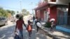 Sejumlah warga berjalan meninggalkan rumah mereka menuju tempat penampungan akibat kekerasan yang melanda wilayah Port-au-Prince, Haiti, pada 9 Maret 2024. (Foto: Reuters/Ralph Tedy Erol)