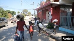 Sejumlah warga berjalan meninggalkan rumah mereka menuju tempat penampungan akibat kekerasan yang melanda wilayah Port-au-Prince, Haiti, pada 9 Maret 2024. (Foto: Reuters/Ralph Tedy Erol)