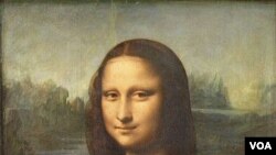 Lukisan Mona Lisa karya pelukis Leonardo da Vinci (ukuran 77 cm × 53 cm) yang kini disimpan di Museum Louvre, Paris.