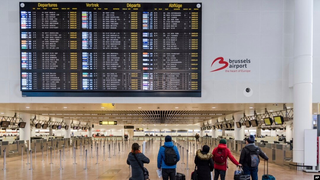 Penumpang melihat layar informasi keberangkatan di ruang keberangkatan yang sepi di Bandara Zaventem, Brussels, Rabu, 13 Februari 2019.