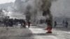  11 کان کنوں کے قتل کے خلاف کوئٹہ میں ہزارہ برداری کے ارکان ٹائر جلا کر مظاہرہ کر رہے ہیں۔ 3 جنوری 2021