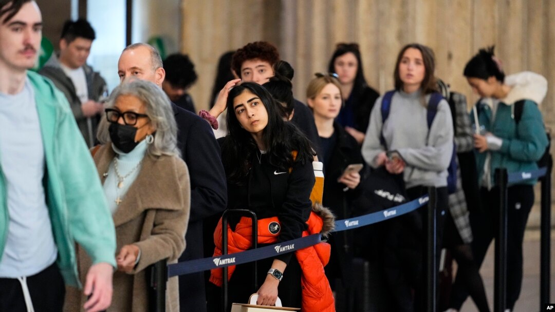 Wisatawan mengantre untuk naik kereta Amtrak menjelang libur Hari Thanksgiving di Stasiun 30th Street di Philadelphia, Rabu, 23 November 2022. (Foto: AP)