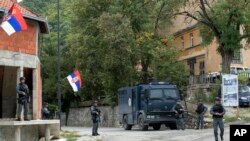 Kosovski policajci na kontrolnom punktu blizu manastira Banjska (Foto: AP/Visar Kryeziu)