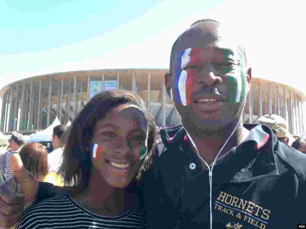 taageerayaasha xulka Nigeria - National Stadium, Brasilia, Brazil, June 30, 2014. (Nicolas Pinault/VOA)