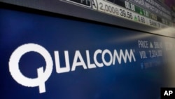 ARCHIVO- El logo de Qualcomm en una pantalla del Nasdaq MarketSite, en Nueva York. Febrero 14, 2018. (AP Foto/Richard Drew.