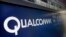 ARCHIVO- El logo de Qualcomm en una pantalla del Nasdaq MarketSite, en Nueva York. Febrero 14, 2018. (AP Foto/Richard Drew.