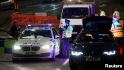 Petugas polisi berada di okasi kejadian penikaman berulang kali di Reading, Inggris, 20 Juni 2020. (Foto: REUTERS/Peter Cziborra)