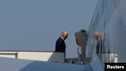 Rais Joe Biden akipanda ndege kuelekea Poland