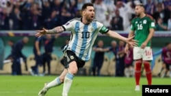 Le capitaine argentin Lionel Messi célèbre le premier but de son équipe contre le Mexique, le 26 novembre 2022.