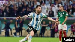 Mchezaji wa Argentina Lionel Messi akisherehekea kufunga bao lake la kwanza dhidi ya Argentina katika uwanja wa Lusail Qatar Novemba 26, 2022 .REUTERS
