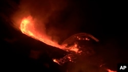 Lahar menyembur dari kawah Halema'uma'u gunung berapi Kilauea, Minggu, 20 Desember 2020. (Survei Badan Geologi Amerika Serikat via AP)