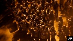 Polisi anti huru hara mendorong kembali demonstran anti-pemerintah dari alun-alun, di pusat kota Beirut, Lebanon, Jumat pagi, 12 Juni 2020. (AP Foto/Hussein Malla)