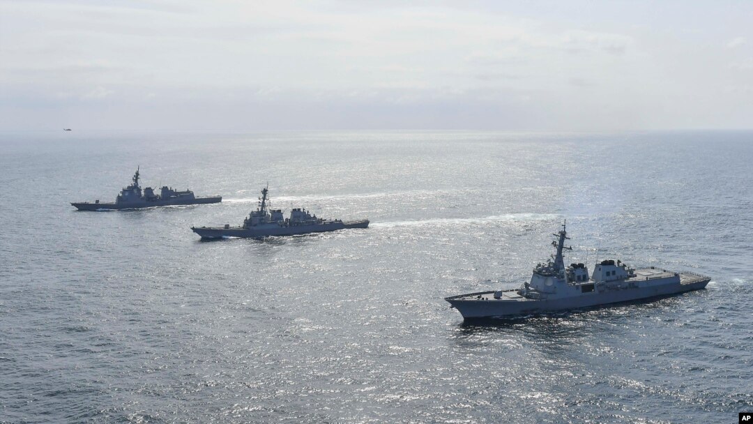 En esta imagen proporcionada por el Ministerio surcoreano de Defensa, destructores de EEUU, Corea del Sur y Japón participan en maniobras conjuntas de defensa de misiles en en aguas internacionales al este de la Península de Corea, el lunes 17 de abril de 2023.