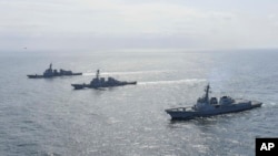 En esta imagen proporcionada por el Ministerio surcoreano de Defensa, destructores de EEUU, Corea del Sur y Japón participan en maniobras conjuntas de defensa de misiles en en aguas internacionales al este de la Península de Corea, el lunes 17 de abril de 2023.