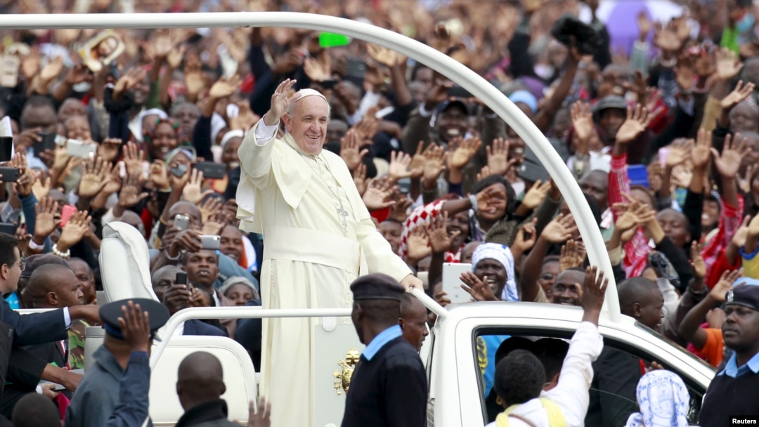 Đức Giáo hoàng Phanxicô vẫy chào các tín hữu tại thủ đô Nairobi, Kenya, 26/11/2015.