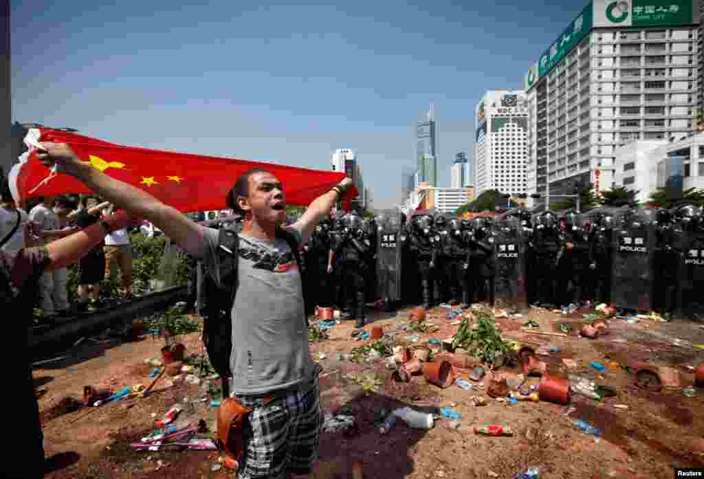 Aksi protes terhadap keputusan Jepang untuk membeli pulai yang disengketakan, berlangsung di Shenzhen, Tiongkok (16/9).