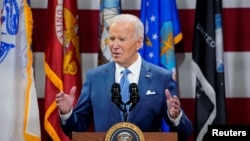 El Presidente de los Estados Unidos, Joe Biden, habla durante una cena con miembros del servicio estadounidense y sus familias antes del Día de Acción de Gracias en Staten Island, Nueva York, Estados Unidos, 25 de noviembre de 2024. 