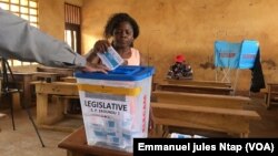 Une électrice participe au choix des députés, à Yaoundé le 9 février 2020. (VOA/Emmanuel jules Ntap)