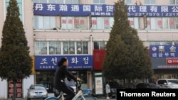지난달 중국 랴오닝성 단둥의 북한 상점들.
