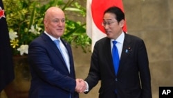 기시다 후미오 일본 총리와 크리스토퍼 럭슨 뉴질랜드 총리가 19일 일본 도쿄에서 정상회담을 한 후 공동성명을 발표했다.