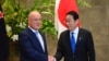 2024年6月19日(星期三)，新西兰总理克里斯托弗·卢克森(左)和日本首相岸田文雄在东京岸田办公室举行双边会谈前握手。