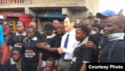 Le directeur de CDC Director Dr. Tom Frieden ppose pour une photo avec des survivants de la maladie à virus Ebola à Magazine Wharf, Sierra Leone.